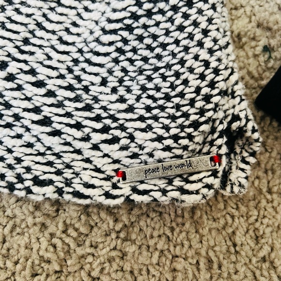 Peace Love World Monochrome Patterned Sweatshirt - Picture 12 of 13